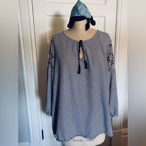 4 / $20 Sale! Gently loved Old Navy XXL dark navy and white peasant blouse.*
